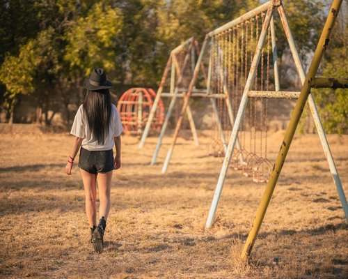 Persona caminando en un parque en México disfrutando de una mañana soleada, vistiendo ropa cómoda